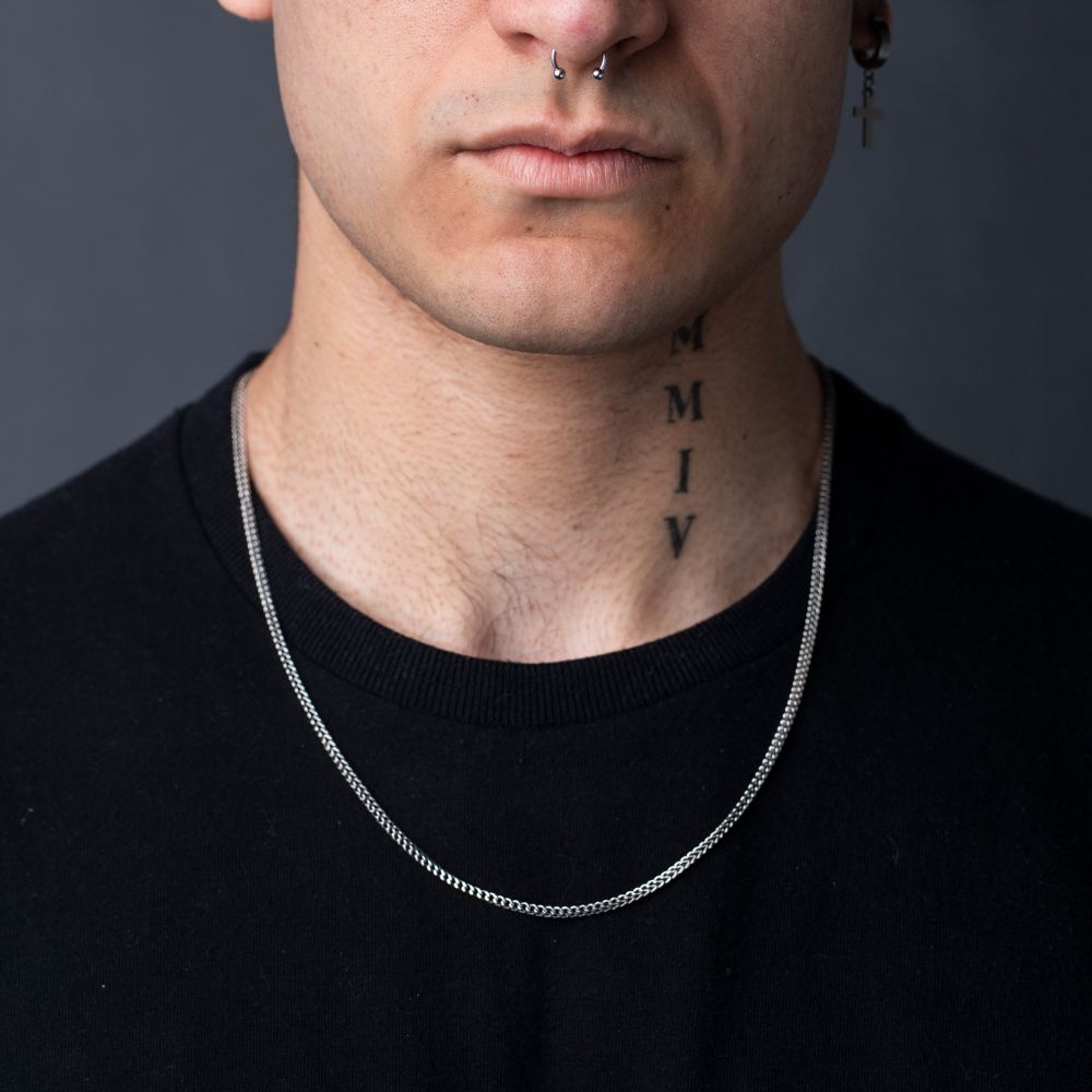 Man wearing 2mm sterling silver Franco chain necklace over black shirt